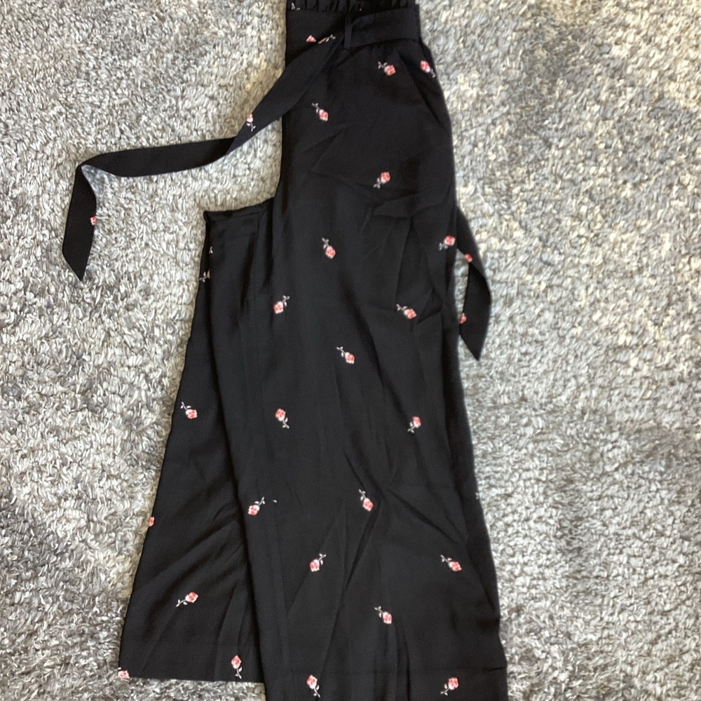 Lauren Conrad XS Black Pants With Roses Cropped Wide Leg Flowery